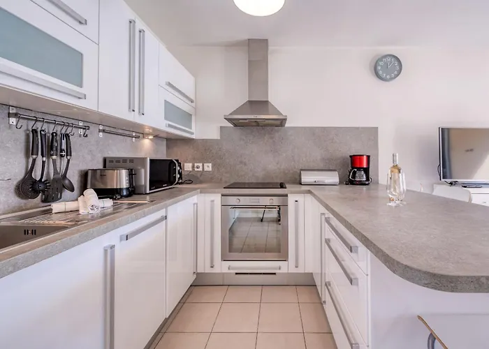 L'eden Square For 4 By Sunset Apartment